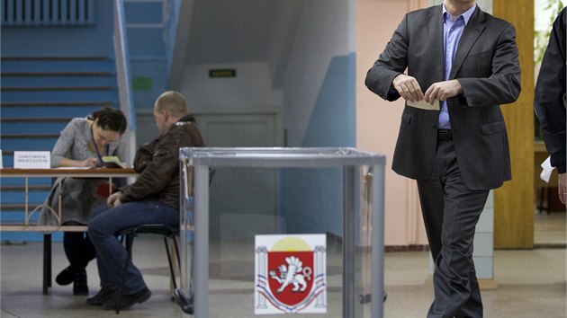 Pedseda krymsk vldy Sejgej Aksjonov hlasuje v jedn ze simferopolskch volebnch mstnost (16. bezna 2014)