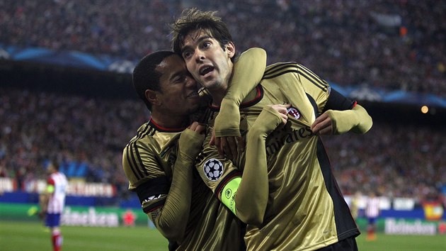 MILUJI AC MILN. Brazilsk ofenzivn zlonk Kak ukazuje po svm glu na logo AC Miln, kam se vrtil po angam v Realu Madrid.