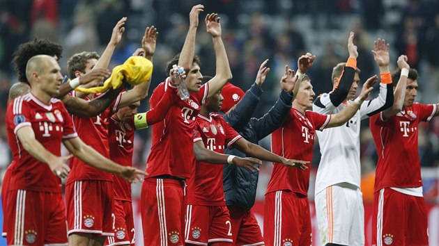 OSLAVA POSTUPU. Fotbalist Bayernu Mnichov se raduj z postupu do tvrtfinle Ligy mistr.