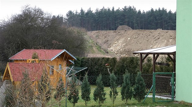 Hromady hlny ve Lhot zaaly v ptek rozhrnovat a vlcovat stavebn stroje.