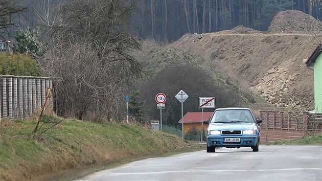 Hromady hlny ve Lhot zaaly v ptek rozhrnovat a vlcovat stavebn stroje.