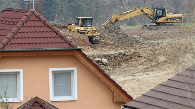 Hromady hlny ve Lhot zaaly v ptek rozhrnovat a vlcovat stavebn stroje.