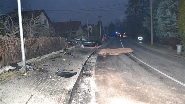 BMW pi nehod peltlo cestu a na chodnku usmrtilo dvku. Zastavilo se a po nkolika destkch metr.