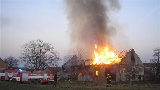 U velkho poru stodoly s pstavkem zasahovalo v umvaldu na Olomoucku nakonec osm jednotek hasi vce ne pt hodin.