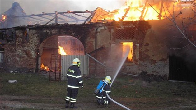 U velkho poru stodoly s pstavkem zasahovalo v umvaldu na Olomoucku nakonec osm jednotek hasi vce ne pt hodin.
