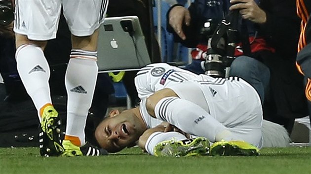 Jese Rodriguez z Realu Madrid le na trvnku zrann bhem duelu se Schalke.