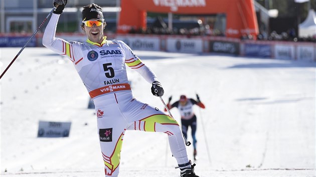 Kanadsk bec na lych Alex Harvey ovldl skiatlon ve vdskm Falunu.
