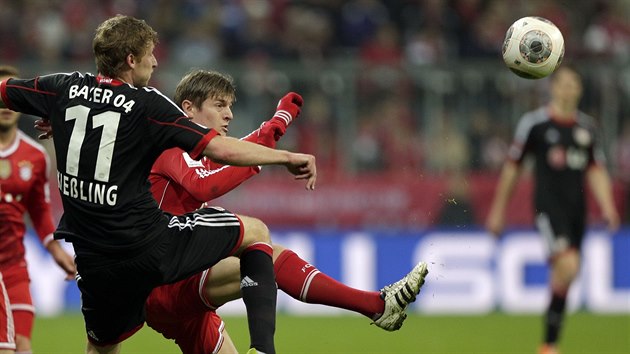 KDO S KOHO? Stefan Kiessling z Leverkusenu (vlevo) a Toni Kroos z Bayernu Mnichov bojuj o m.