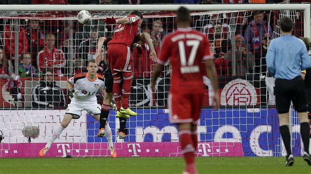 Chorvatsk tonk Bayernu Mnichov Mario Manduki poslal pesnou hlavikou ve 44. minut svj tm do veden proti Leverkusenu.