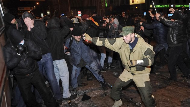 Stety proruskch a proukrajinskch demonstrant se v Doncku neobely bez nsil (13. bezna 2014).