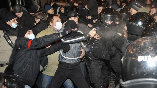 Policist se od sebe sna oddlit prorusk a proukrajinsk demonstranty (Donck, 13. bezna 2014).