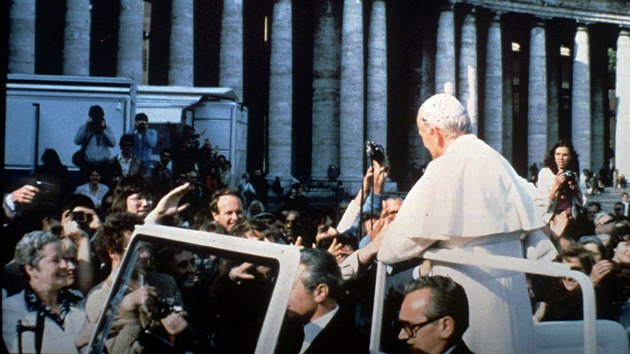 Mehmet Ali Agca (na snmku zcela vlevo) se sna zastelit papee Jana Pavla II. (13. kvtna 1981).