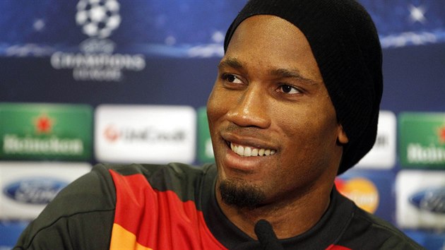 SOUPE JAKO DOMA. Didier Drogba, útoník Galatasaraye Istanbul, na tiskové...