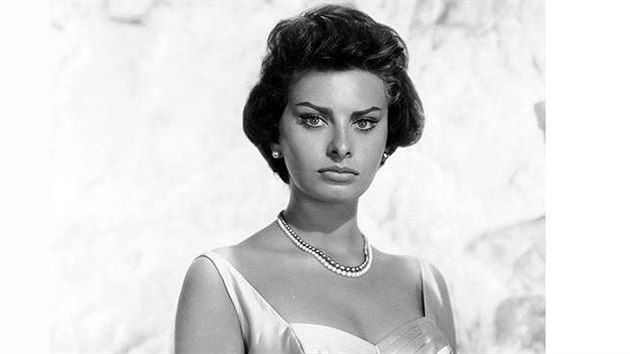 Sophia Lorenov na archivnm snmku v televiznm serilu Hvzdy stbrnho pltna (2011)