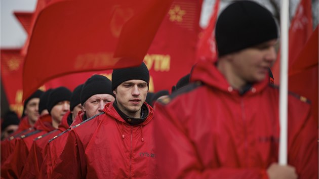 Rusové odni v rudém vyli do ulic Moskvy na podporu odtrení Krymu od Ukrajiny