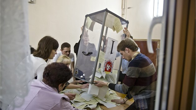 Volebn komise na krymskm poloostrovu pepotvaj hlasy. (16. 3. 2014)
