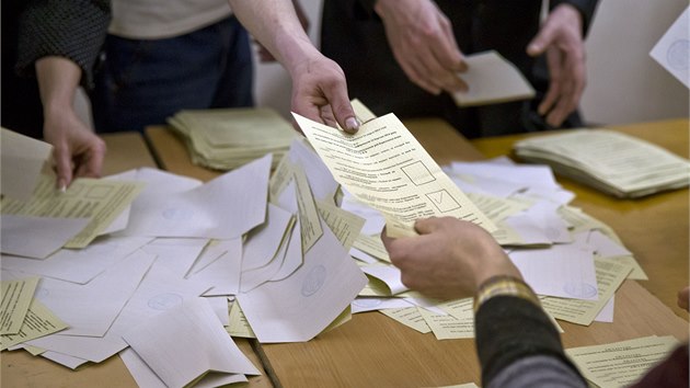 Volebn komise na Krymu pepotvaj hlasy. (16. 3. 2014)