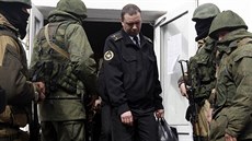 Maskovaní ozbrojenci vyvádí dstojníka ze sídla ukrajinského námonictva v...