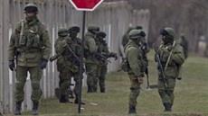 Ruští vojáci hlídkují u základny v Perevalném (19. března 2014) Ruští vojáci hlídkují u základny v Perevalném (19. března 2014)