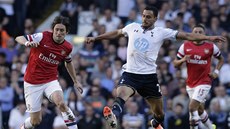 LAPÁK. Tomá Rosický fotbalisty Tottenhamu asto prohánl. Fauluje ho Nacer