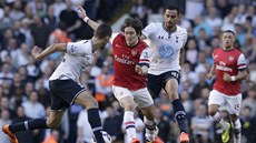 V SEVENÍ. Tomá Rosický z Arsenalu si hraje s protihrái z Tottenhamu. Ti ho