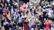 Lionel Messi s úsměvem slaví svůj 370 gól za Barcelonu. Do historie se zapsal v Lionel Messi s úsměvem slaví svůj 370 gól za Barcelonu. Do historie se zapsal v