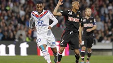S míčem si hraje Alexandre Lacazette z Lyonu, povyk spustil Fabio Henrique S míčem si hraje Alexandre Lacazette z Lyonu, povyk spustil Fabio Henrique