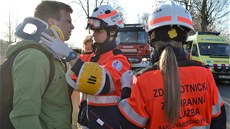 Nehoda ty aut zablokovala v úterý ráno frekventovanou silnici do Nejdku na