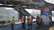 Kamion s návsem se v Mchenicích u Prahy neveel pod elezniní viadukt...