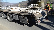 Kamion s návsem se v Mchenicích u Prahy neveel pod elezniní viadukt...