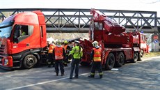Kamion s návěsem se v Měchenicích u Prahy nevešel pod železniční viadukt... Kamion s návěsem se v Měchenicích u Prahy nevešel pod železniční viadukt...