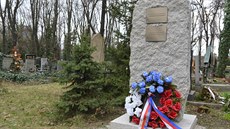 Žulový pomník na Olšanských hřbitovech s nápisem "Na věčnou slávu a památku... Žulový pomník na Olšanských hřbitovech s nápisem "Na věčnou slávu a památku...