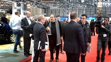 Sergio Marchionne (se šálou uprostřed) na autosalonu v Ženevě Sergio Marchionne (se šálou uprostřed) na autosalonu v Ženevě
