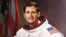 Krom astronautsk kariry William Pogue psal knihy, pednel a spolupracoval
