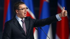 Dosavadní vicepremiér a lídr Srbské pokrokové strany Aleksandar Vui zdraví...