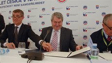Jediným, kdo nepodepsal společnou deklaraci o obraně, byl lídr komunistů... Jediným, kdo nepodepsal společnou deklaraci o obraně, byl lídr komunistů...
