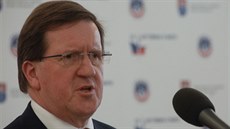 Bývalý generální tajemník Severoatlantické aliance George Robertson během... Bývalý generální tajemník Severoatlantické aliance George Robertson během...