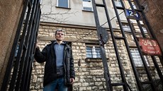 Nájemník Jan Lukeš, který se soudí s majiteli svého domu. Nájemník Jan Lukeš, který se soudí s majiteli svého domu.