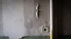 Prostory domu poškozené poté, co majitelé odpojili topení a v domě praskly... Prostory domu poškozené poté, co majitelé odpojili topení a v domě praskly...