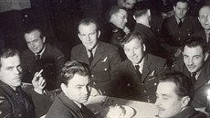 Vánoce 1944. Jaroslav Hofrichter sedí elem k fotografovi druhý zleva.