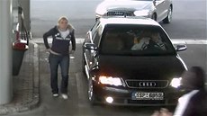 S odcizeným autem odjíždějí od čerpací stanice bez placení S odcizeným autem odjíždějí od čerpací stanice bez placení