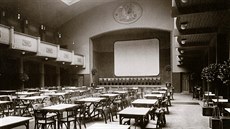 Palmová zahrada hotelu Grand s promítacím plátnem kolem roku 1918. Fotografie z...