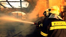 Hasiči u požáru v Šumvaldu na Olomoucku. Hasiči u požáru v Šumvaldu na Olomoucku.