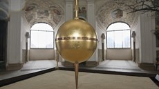 Foucaultovo kyvadlo váží 30 kilogramů a demonstruje otáčení Země. V Rotundě... Foucaultovo kyvadlo váží 30 kilogramů a demonstruje otáčení Země. V Rotundě...
