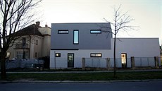 Nová dřevostavba v Brně na Lesné vznikla příliš blízko rodinného domu (vlevo). Nová dřevostavba v Brně na Lesné vznikla příliš blízko rodinného domu (vlevo).