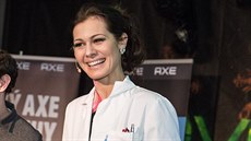 Královna krásy a lékárnice Jana Doleželová v roli moderátorky. Královna krásy a lékárnice Jana Doleželová v roli moderátorky.