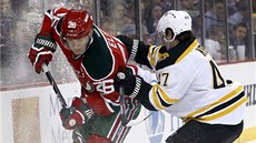 Torey Krug z Bostonu doráí na Patrika Eliáe z New Jersey, který se snaí