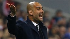 CO TO DLÁTE? Trenér Pep Guardiola diriguje fotbalisty Bayernu Mnichov.