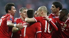 BAVORSKÁ RADOST. Fotbalisté Bayernu Mnichov se radují ze vsteleného gólu.