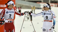 Vítězná Norka Marit Björgenová se v cíli zdtaví s druhou Charlotte Kallaovou ze... Vítězná Norka Marit Björgenová se v cíli zdtaví s druhou Charlotte Kallaovou ze...
